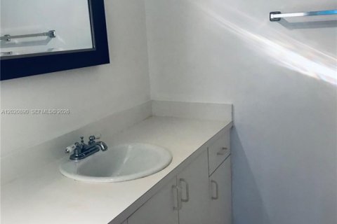 Condominio en venta en Hialeah, Florida, 2 dormitorios, 88.26 m2 № 2244323 - foto 11