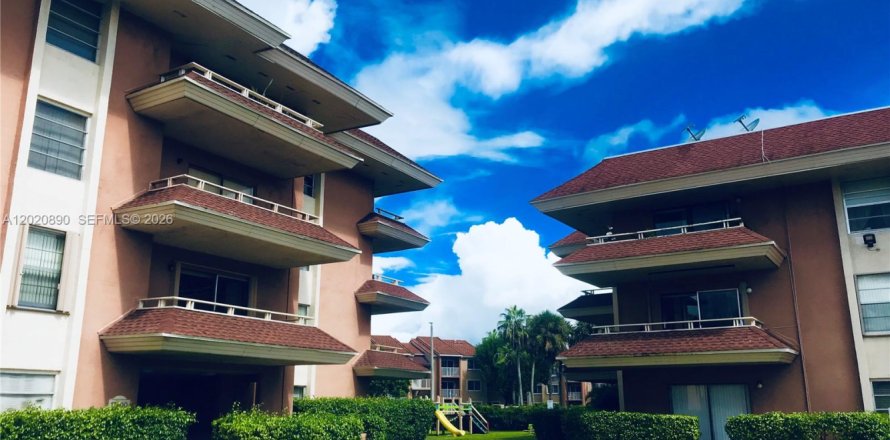 Condominio en Hialeah, Florida, 2 dormitorios № 2244323
