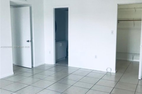Condominio en venta en Hialeah, Florida, 2 dormitorios, 88.26 m2 № 2244323 - foto 8