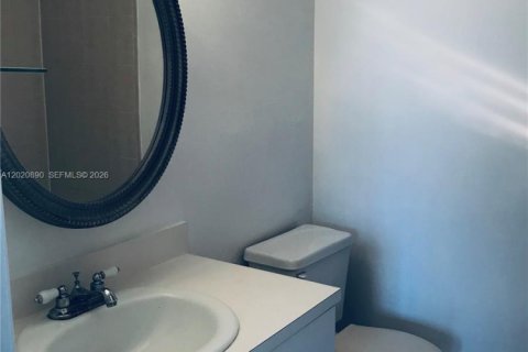 Condominio en venta en Hialeah, Florida, 2 dormitorios, 88.26 m2 № 2244323 - foto 15