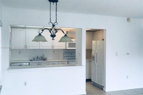 Condominio en venta en Hialeah, Florida, 2 dormitorios, 88.26 m2 № 2244323 - foto 3