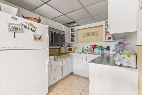 Condo in Lauderhill, Florida, 1 bedroom  № 1863599 - photo 4