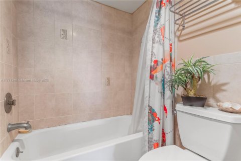 Condo in Lauderhill, Florida, 1 bedroom  № 1863599 - photo 7