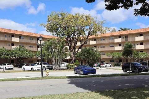 Condo in Lauderhill, Florida, 1 bedroom  № 1863599 - photo 12
