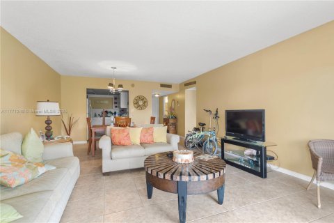 Condo in Lauderhill, Florida, 1 bedroom  № 1863599 - photo 1