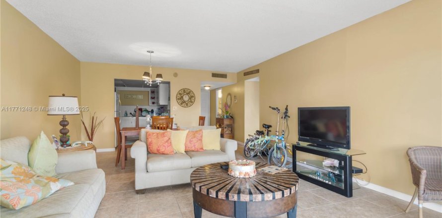 Condo in Lauderhill, Florida, 1 bedroom № 1863599
