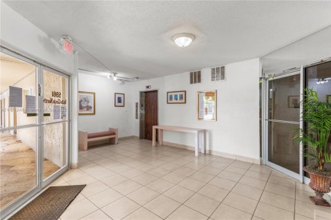 Condo in Lauderhill, Florida, 1 bedroom  № 1863599 - photo 9