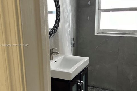 Casa en alquiler en Miami, Florida, 2 dormitorios, 170.2 m2 № 2030603 - foto 17