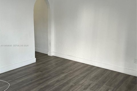 Casa en alquiler en Miami, Florida, 2 dormitorios, 170.2 m2 № 2030603 - foto 3
