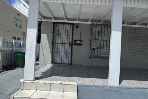 Casa en alquiler en Miami, Florida, 2 dormitorios, 170.2 m2 № 2030603 - foto 2