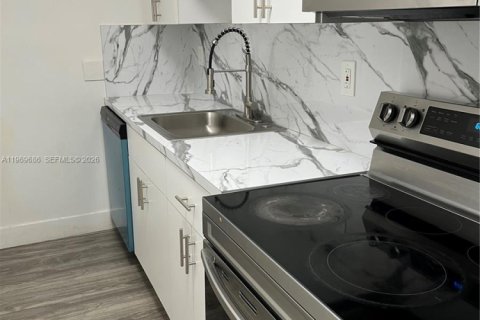 Casa en alquiler en Miami, Florida, 2 dormitorios, 170.2 m2 № 2030603 - foto 24