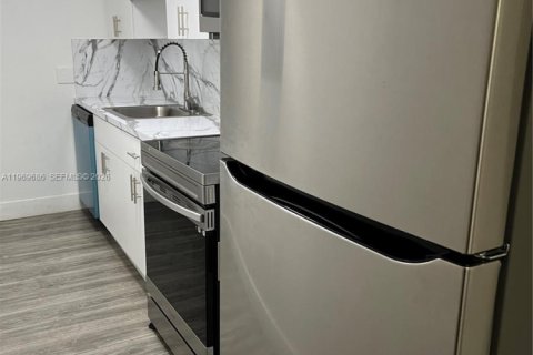 Casa en alquiler en Miami, Florida, 2 dormitorios, 170.2 m2 № 2030603 - foto 23