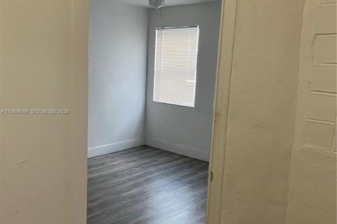Casa en alquiler en Miami, Florida, 2 dormitorios, 170.2 m2 № 2030603 - foto 11