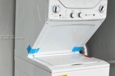 Casa en alquiler en Miami, Florida, 2 dormitorios, 170.2 m2 № 2030603 - foto 27