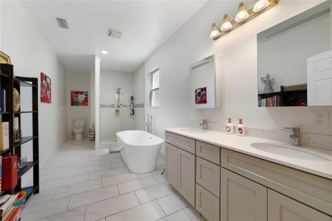 House in Orlando, Florida 5 bedrooms, 278.71 sq.m. № 1919105 - photo 10
