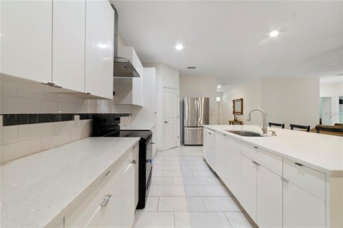 House in Orlando, Florida 5 bedrooms, 278.71 sq.m. № 1919105 - photo 6