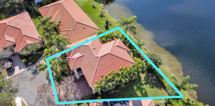 House in Weston, Florida 4 bedrooms, 194.26 sq.m. № 1820054
