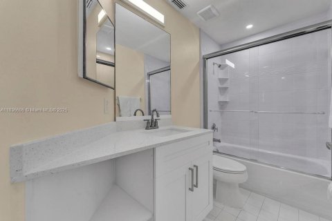 House in Weston, Florida 4 bedrooms, 194.26 sq.m. № 1820054 - photo 18
