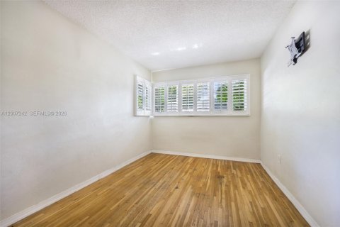 House in Coral Gables, Florida 3 bedrooms, 169.64 sq.m. № 2076603 - photo 19