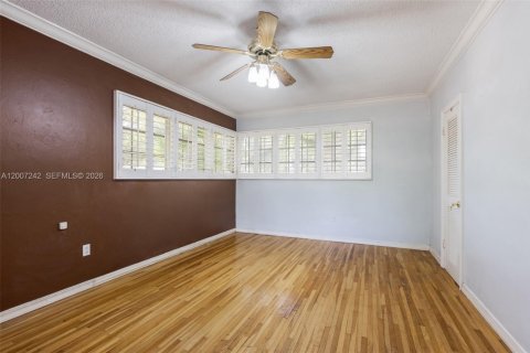House in Coral Gables, Florida 3 bedrooms, 169.64 sq.m. № 2076603 - photo 17