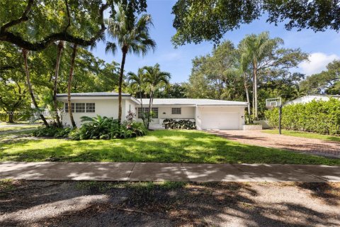 House in Coral Gables, Florida 3 bedrooms, 169.64 sq.m. № 2076603 - photo 4