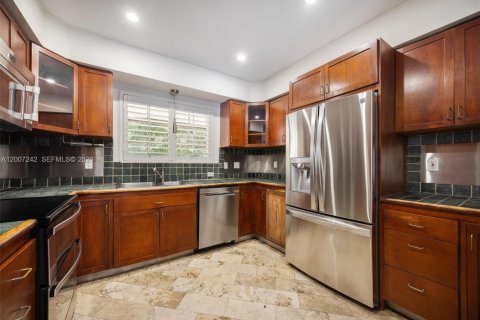 House in Coral Gables, Florida 3 bedrooms, 169.64 sq.m. № 2076603 - photo 15