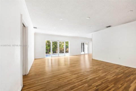 House in Coral Gables, Florida 3 bedrooms, 169.64 sq.m. № 2076603 - photo 10