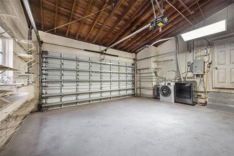 House in Coral Gables, Florida 3 bedrooms, 169.64 sq.m. № 2076603 - photo 21
