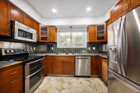 House in Coral Gables, Florida 3 bedrooms, 169.64 sq.m. № 2076603 - photo 16