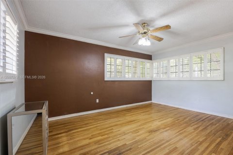 House in Coral Gables, Florida 3 bedrooms, 169.64 sq.m. № 2076603 - photo 18