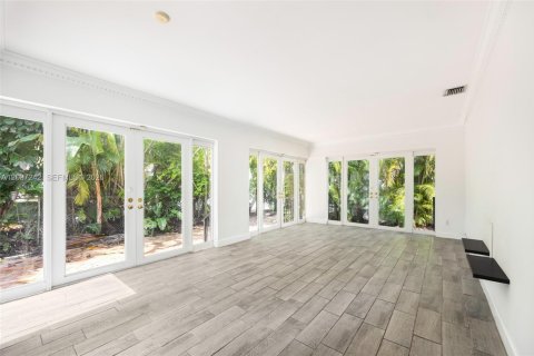 House in Coral Gables, Florida 3 bedrooms, 169.64 sq.m. № 2076603 - photo 14