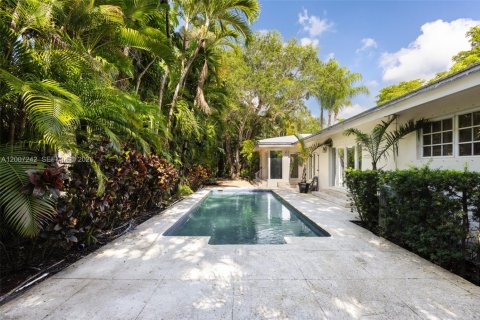 House in Coral Gables, Florida 3 bedrooms, 169.64 sq.m. № 2076603 - photo 23