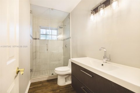House in Coral Gables, Florida 3 bedrooms, 169.64 sq.m. № 2076603 - photo 20