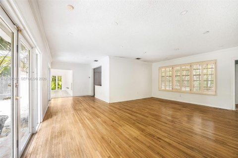 House in Coral Gables, Florida 3 bedrooms, 169.64 sq.m. № 2076603 - photo 8
