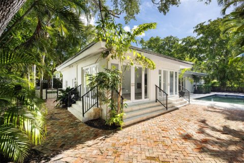 House in Coral Gables, Florida 3 bedrooms, 169.64 sq.m. № 2076603 - photo 22