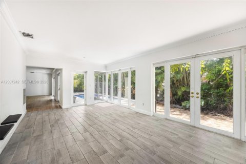 House in Coral Gables, Florida 3 bedrooms, 169.64 sq.m. № 2076603 - photo 12