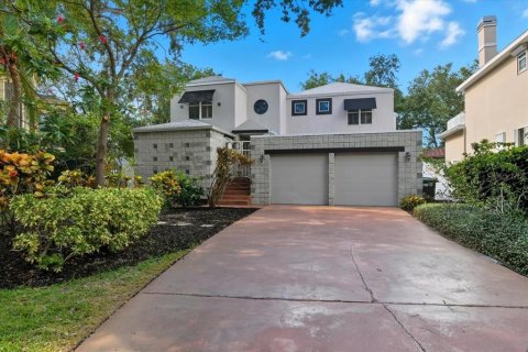 House in Tampa, Florida 4 bedrooms, 431.35 sq.m. № 2128040