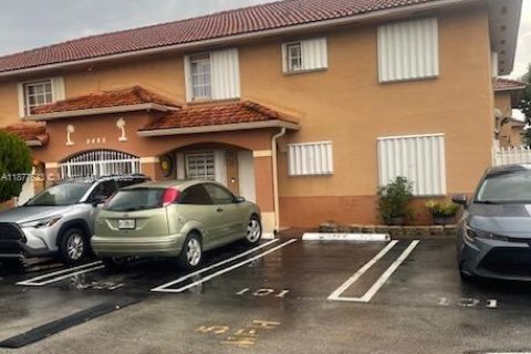 Adosado en venta en Hialeah, Florida, 2 dormitorios, 103.12 m2 № 1922696 - foto 3