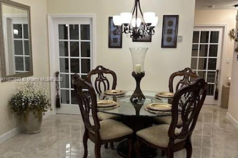 Adosado en venta en Hialeah, Florida, 2 dormitorios, 103.12 m2 № 1922696 - foto 11