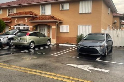Adosado en venta en Hialeah, Florida, 2 dormitorios, 103.12 m2 № 1922696 - foto 1