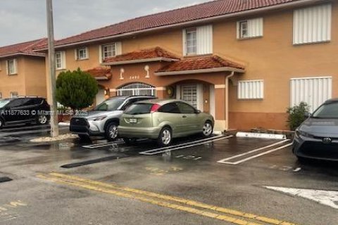 Adosado en venta en Hialeah, Florida, 2 dormitorios, 103.12 m2 № 1922696 - foto 2