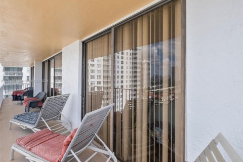 Купить кондоминиум в Санни-Айлс-Бич, Флорида 3 спальни, 164.9м2, № 1957794 - фото 26