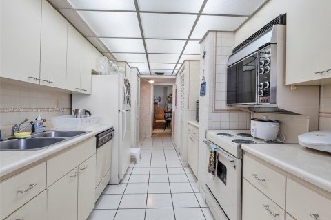 Купить кондоминиум в Санни-Айлс-Бич, Флорида 3 спальни, 164.9м2, № 1957794 - фото 11