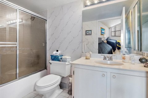 Купить кондоминиум в Санни-Айлс-Бич, Флорида 3 спальни, 164.9м2, № 1957794 - фото 21