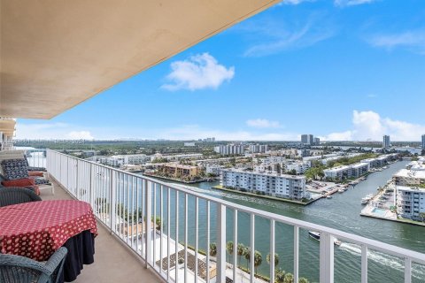 Купить кондоминиум в Санни-Айлс-Бич, Флорида 3 спальни, 164.9м2, № 1957794 - фото 23