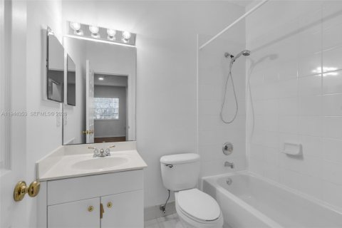 Townhouse in Doral, Florida 2 bedrooms, 106.84 sq.m. № 2001573 - photo 15