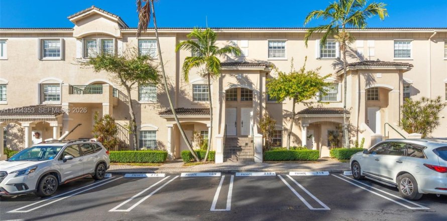 Townhouse in Doral, Florida 2 bedrooms, 106.84 sq.m. № 2001573