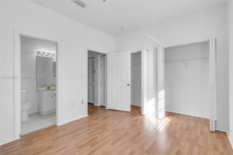 Townhouse in Doral, Florida 2 bedrooms, 106.84 sq.m. № 2001573 - photo 17
