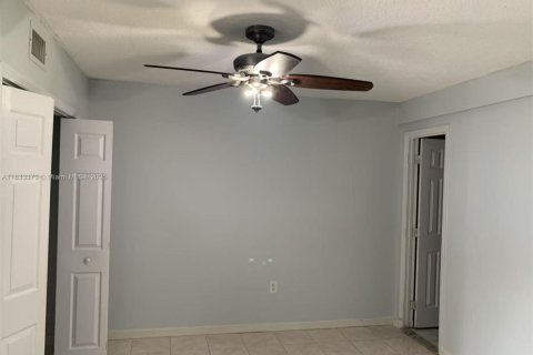 Touwnhouse à louer à Hialeah, Floride: 1 chambre, 186.73 m2 № 1983456 - photo 1