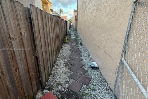 Touwnhouse à louer à Hialeah, Floride: 1 chambre, 186.73 m2 № 1983456 - photo 7